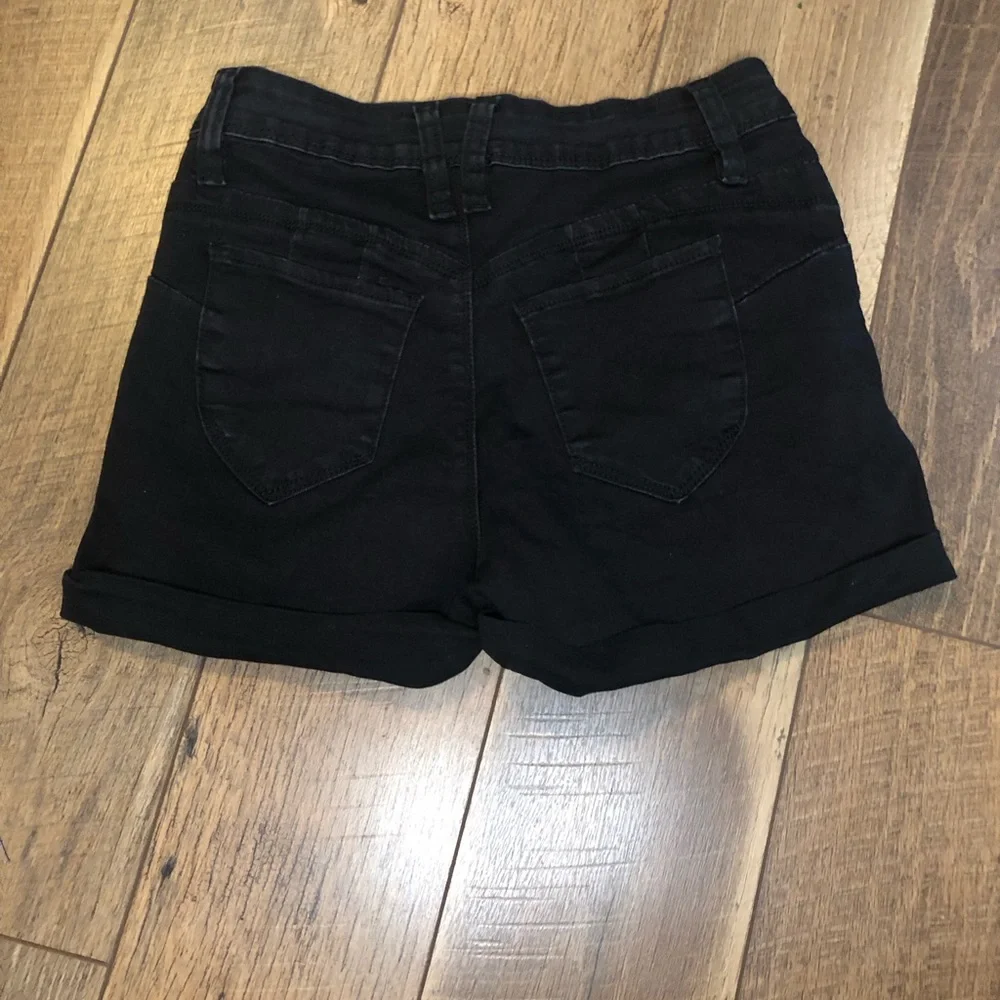 YMI Black Distressed High Waisted Button Up Curvy Fit Denim Shorts Size 5/27 - Picture 2 of 8